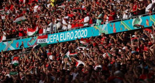 يويفا يفتح تحقيقًا بشأن "إساءات عنصرية" من جماهير المجر ضد مبابي وبنزيما